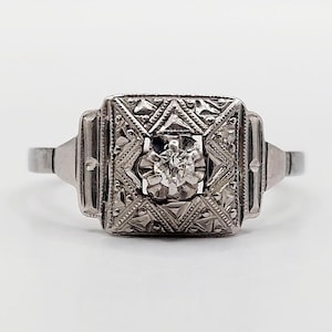 French Art deco ring 18k white gold set with a diamond in a finely crafted geometric setting (circa 1930)