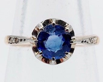 French art deco solitaire ring 18k gold set with a 1.10 carat synthetic sapphire supported by rose cut diamonds (circa 1940) engagement