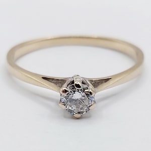 Bague solitaire art deco or blanc 18k ornée d&#39;un diamant de 0,19 carats taille brillant (circa 1970)