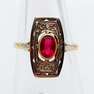 Art Deco-ring i 18k vitguld med en röd sten och en fint utförd infattning (ca 1920)