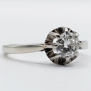 Bague solitaire art deco or blanc 18k et platine ornée d&#39;un diamant taille brillant de 0,45 carats en serti griffes (circa 1950) art deco