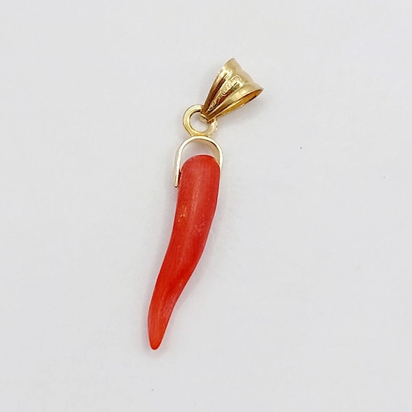 Pendentif or 18k et corail corne d'abondance italienne, chance italien, piment