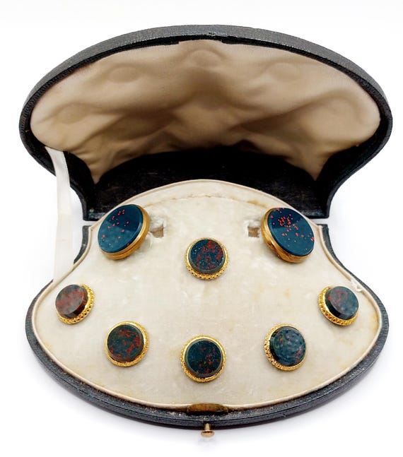 ブラッドストーンで精巧に作られた 18 カラット ゴールドのカフス