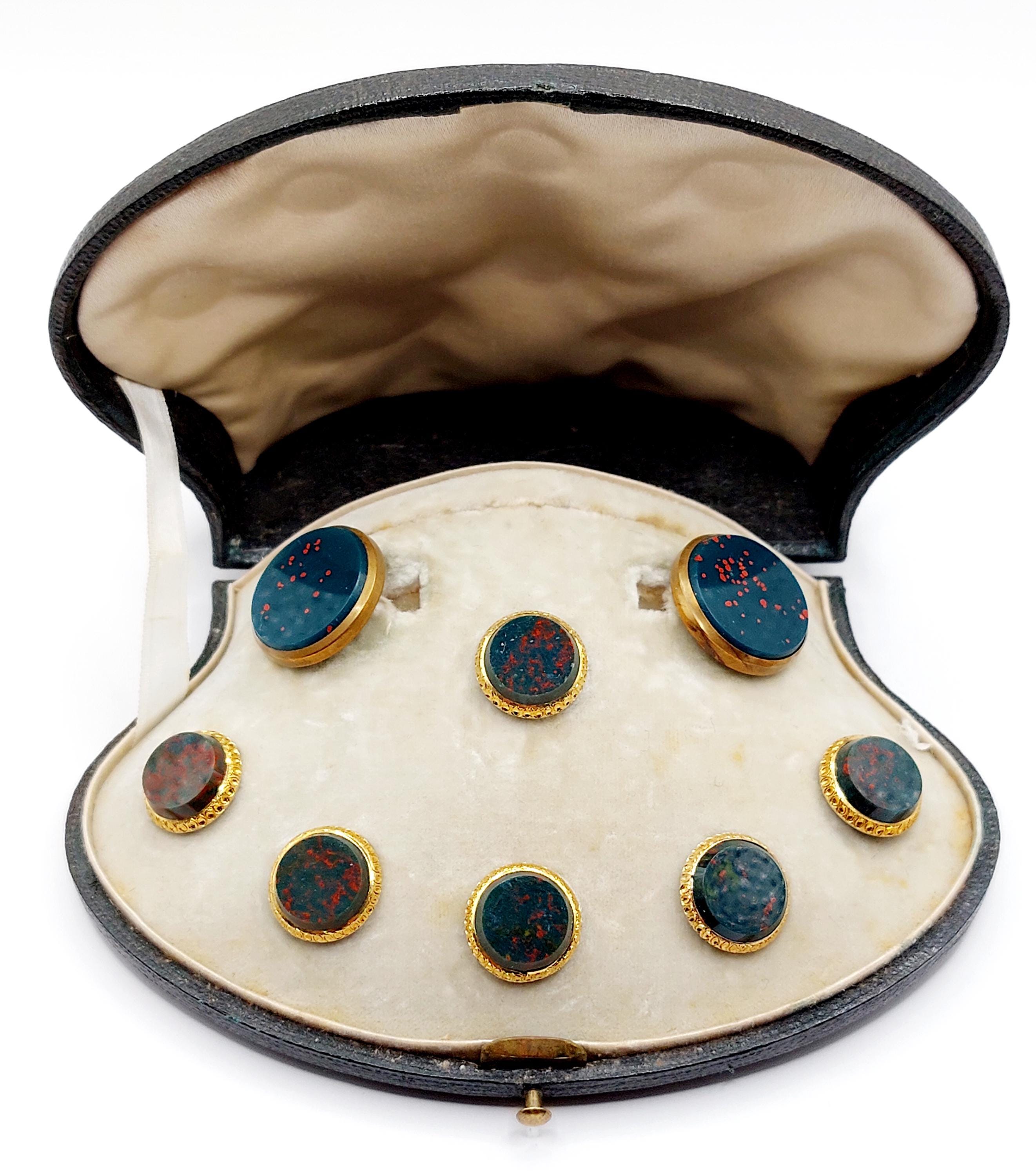 ブラッドストーンで精巧に作られた 18 カラット ゴールドのカフス