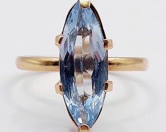French marquise cocktail ring 18k gold set with a  1.60 carat topaz in prong setting (circa 1960) art deco