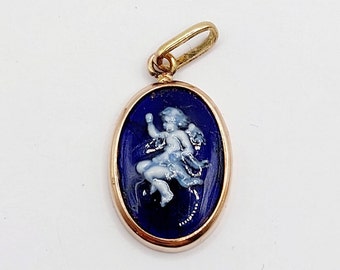 French antique pendant 18k rose gold set with an enamelled plate picturing a cherub on a blue font (circa 1900)