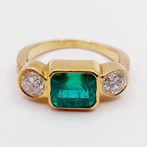 French vintage ring 18k with a 1.80 carat Colombian emerald and diamonds
