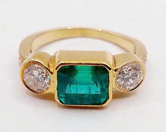 French vintage ring 18k with a 1.80 carat Colombian emerald and diamonds