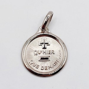 Colgante medalla de amor en oro blanco de 18 quilates "+ que ayer - sólo mañana" maison AUGIS - L'Originale Mini - Charm de amor