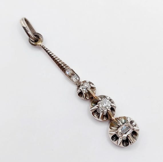 Pendentif victorien Argent formant une goutte ornée de 0,33 carats de diamants taille ancienne et roses en sertis griffes (circa 1850)