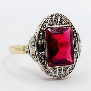 French art deco ring 18k gold set with a red paste in a finely chiseled geometric (circa 1930)