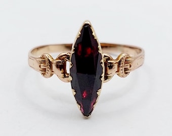 Antieke marquise ring in 18 karaats roségoud met een marquise geslepen granaat in een paillon zetting (circa 1890)