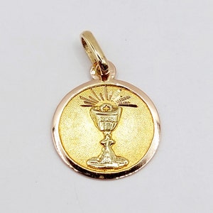 18k roze gouden religieuze medaille die een fijn gebeitelde kelk of ciborie voorstelt (circa 1960) religieus