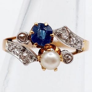 Bague antique or rose 18k ornée d'un saphir taille coussin de 0,40 carats, d'une perle de diamants taillés en roses (circa 1910) toi et moi