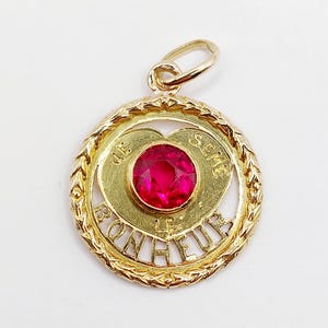 Colgante antiguo de amor "Siembro la felicidad" en oro de 18k adornado con un rubí sintético de 1,10 quilates (circa 1910)