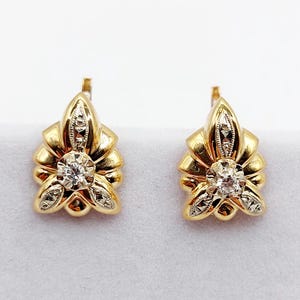 French art deco sleepers earring 18k gold forming a flower set with a white paste in a finely crafted frame (circa 1940) Lever-back dormeuse
