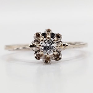 Bague solitaire art deco or blanc 18k ornée d&#39;un diamant taille brillant de 0,15 carats en serti griffes (circa 1960)