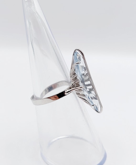 French cocktail ring 18k gold set with a 4.00 carats synthetic blue spinel shuttle cut (circa 1980) art deco View 3