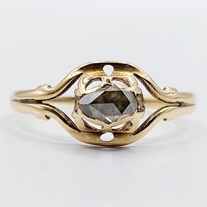 French victorian ring 18k gold set with rose cut diamond on paillon in a finely crafted illusion setting (circa 1880) antique