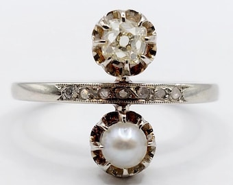 French antique toi et moi ring 18k white gold set with a 0.25 carat old mine cut diamond, a pearl and cut diamonds (circa 1900)