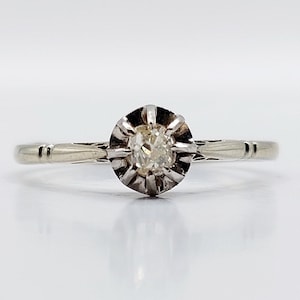 Bague solitaire art deco or blanc 18k ornée d&#39;un diamant taille ancienne de 0,10 carats en serti griffes (circa 1930)
