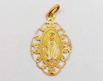 Religieuze medaille in art nouveau-stijl, vervaardigd uit 18-karaats goud en voorzien van een afbeelding van de Heilige Maagd Maria en fijn bewerkte versieringen (circa 1900).