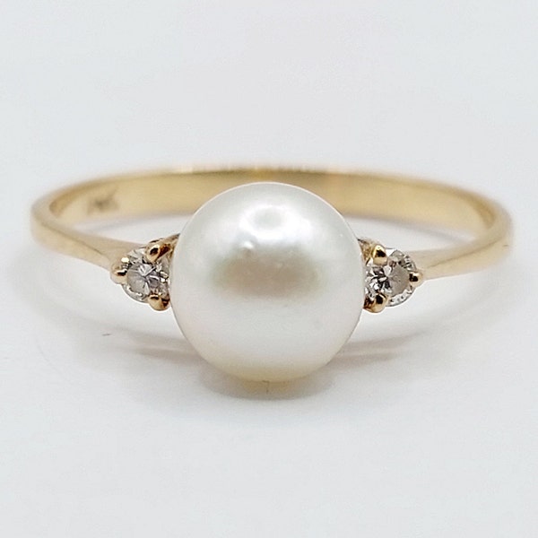 Art deco vintage ring 14k gold set with a pearl shouldered with brilliant cut diamonds (circa 1970)