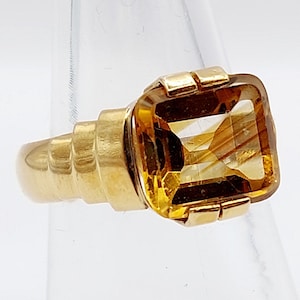 French art deco signet ring 18k gold set with a 3.10 carat citrine in a geometric setting (circa 1940) tank domed