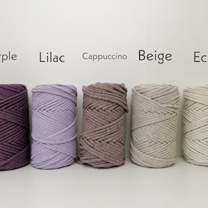 K&ouml;nnte beinhalten: F&uuml;nf Spulen Baumwollseil in verschiedenen Farben: Lila, Flieder, Cappuccino, Beige und Ecru.
