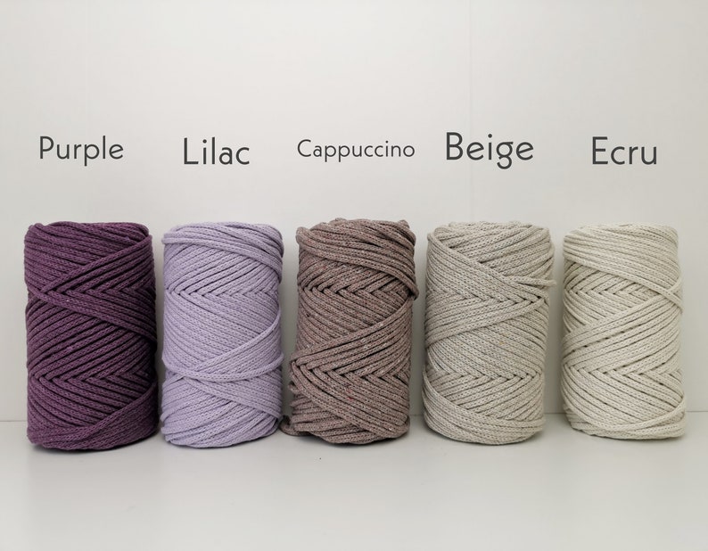 K&ouml;nnte beinhalten: F&uuml;nf Spulen Baumwollseil in verschiedenen Farben: Lila, Flieder, Cappuccino, Beige und Ecru.