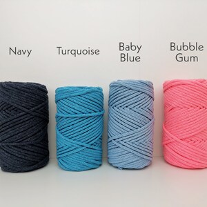 K&ouml;nnte beinhalten: Vier Spulen Baumwollseil in verschiedenen Farben: marineblau, t&uuml;rkis, babyblau und bubblegumrosa.