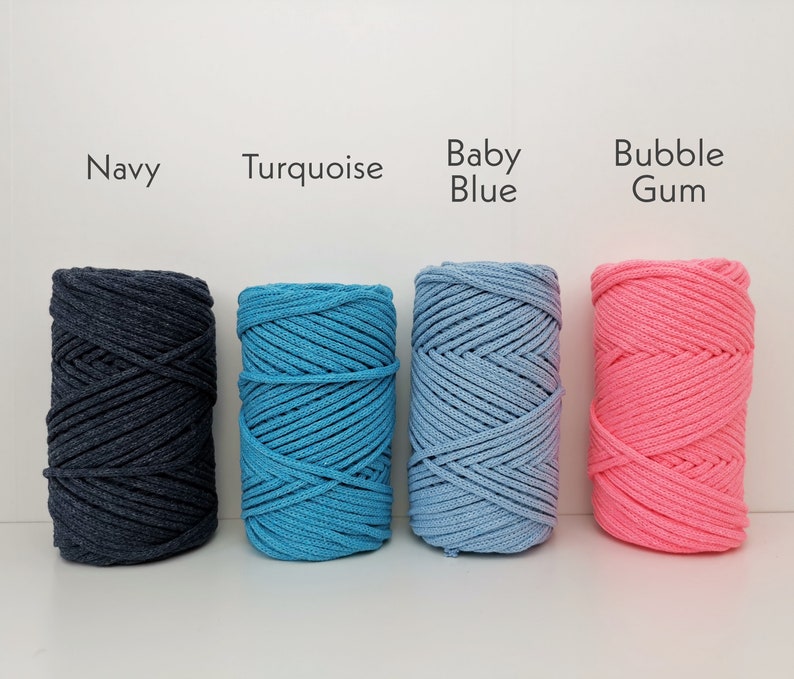 K&ouml;nnte beinhalten: Vier Spulen Baumwollseil in verschiedenen Farben: marineblau, t&uuml;rkis, babyblau und bubblegumrosa.