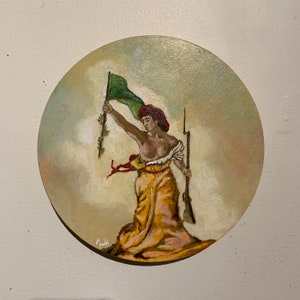 Puede incluir: Una pintura de una mujer sosteniendo una bandera verde y un rifle, de pie frente a un cielo nublado. Lleva un vestido amarillo y un sombrero rojo.