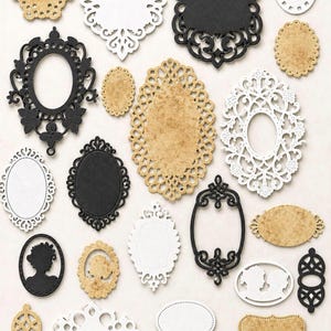 Peut inclure: Une collection de découpes de papier décoratives de différentes formes et couleurs. Comprend des cadres ornés, des formes ovales et des éléments décoratifs en noir, blanc et beige. Certains ont des motifs complexes en forme de dentelle, pour le scrapbooking.