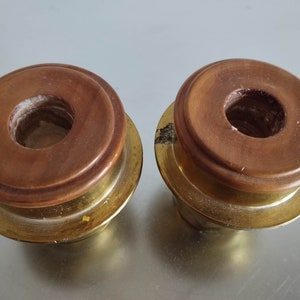 古い車、馬車、カート、ワゴン用のアンティーク真鍮製ハブキャップのペア。キャンドルホルダー。