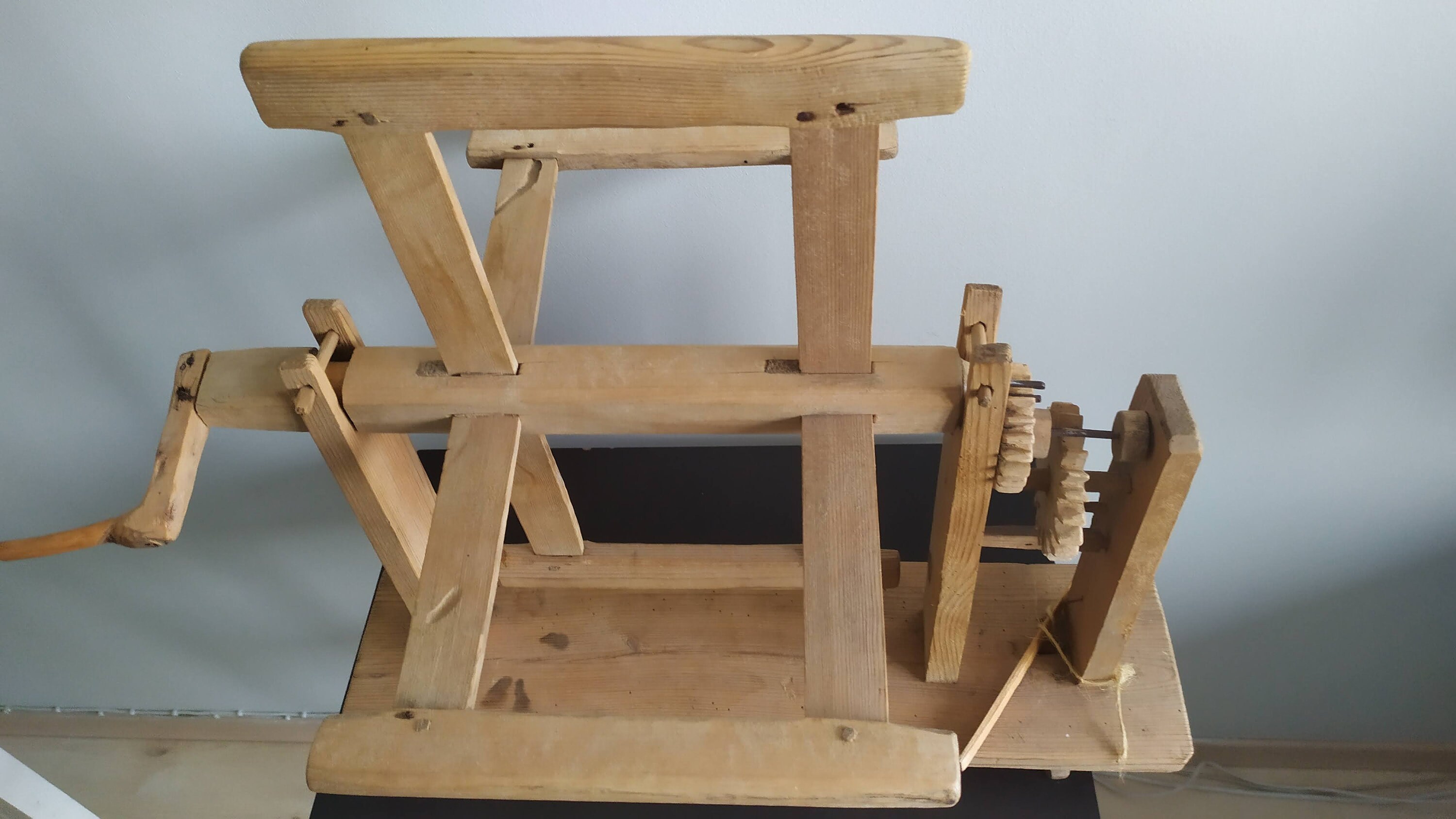 Ancien Enrouleur De Roue à Fil Mehanizm - Outil Vintage En Bois Brut - Pièce Unique De Lituanie