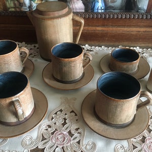 Zestaw do parzenia kawy i herbaty Irma Yourstone z połowy XX wieku, brązowy, ceramiczny, skandynawska ceramika z połowy XX wieku, skandynawski design, szwedzki, sygnowany J.Y.