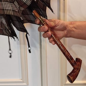 Vintage  Umbrella with Wooden hand carved Handle Checkered Umbrella/ Classic Gentleman&#39;s Umbrella, Antique Wooden Handle Cane 1920s