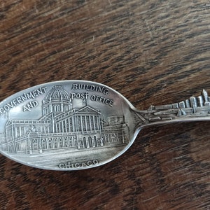 Colher de prata esterlina Lembrança de Chicago da década de 1890 totalmente em relevo Edifício do governo dos EUA e correios