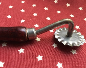 Antique Sweden Dough Pastry Pie Crimper Cutter Primitive Kitchen stainless steel Tool Roller Wheel with Wooden Handle
