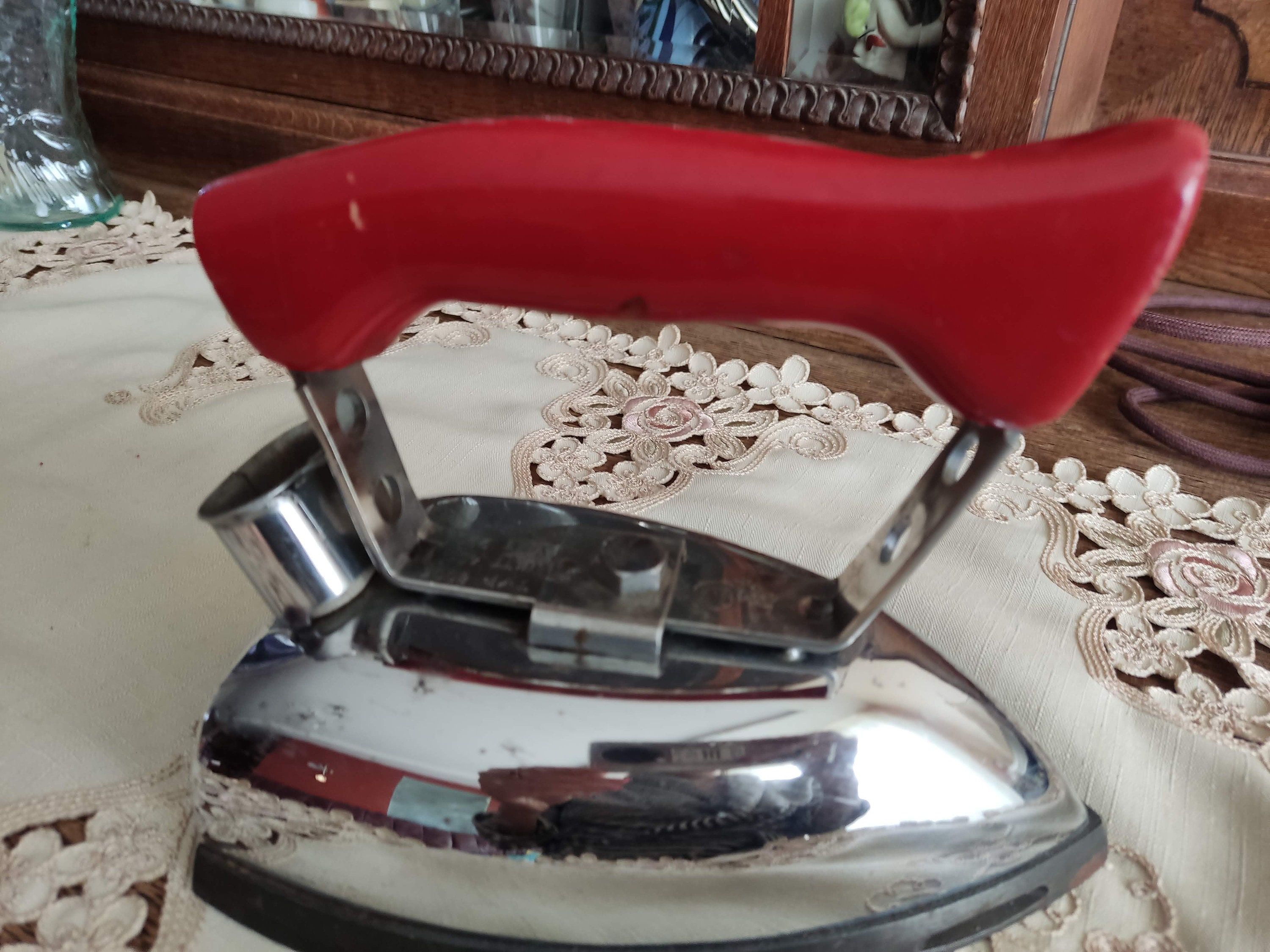 動作可能な赤い木製ハンドル付きヴィンテージ電気アイロン Elva 1940