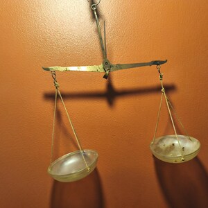 Pèse-personne en laiton antique avec poids et plateaux en plastique