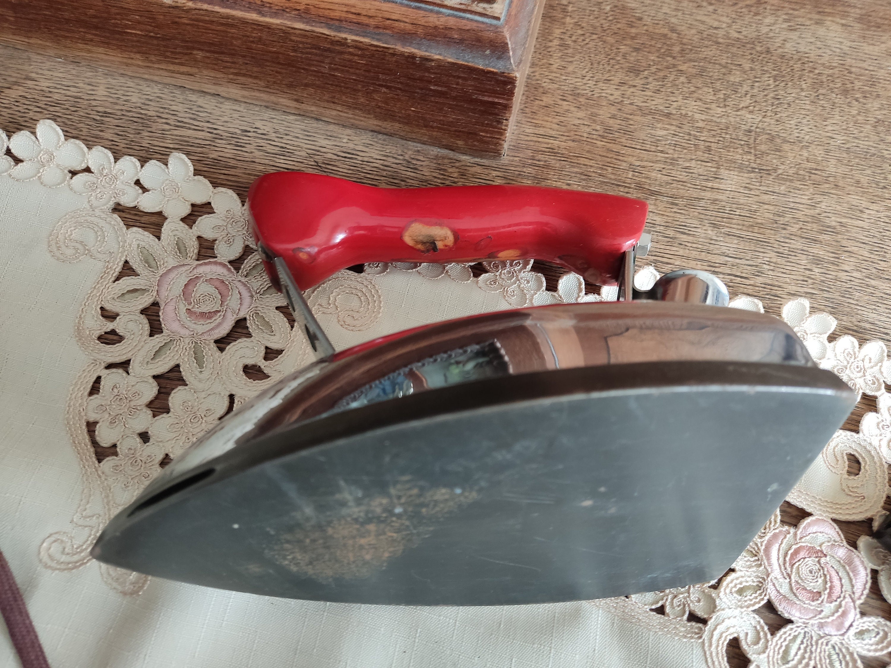 動作可能な赤い木製ハンドル付きヴィンテージ電気アイロン Elva 1940