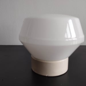 Vintage finsk taklampa i glasporslin IFÖ badrum utomhus