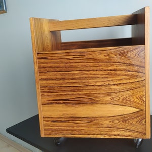 Vintage Norway Rosewood Magazine Rolling Record Album Holder Rack de Rolf Hesland para Bruksbo, década de 1960