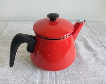 Teiera vintage svedese in smalto rosso, bollitore / caffettiera / cucina di campagna rossa / pentola in smalto / brocca per l'acqua rossa Teiera rossa di metà secolo