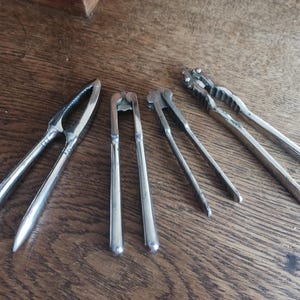 Set med 4 vintage nötknäppare i metall / Silverfärgad metall / Retro / för två storlekar nötter 1920-1950-tal