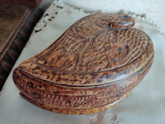 Vintage Handcrafted and Carved Wood Box Leaf Moti… - image 1