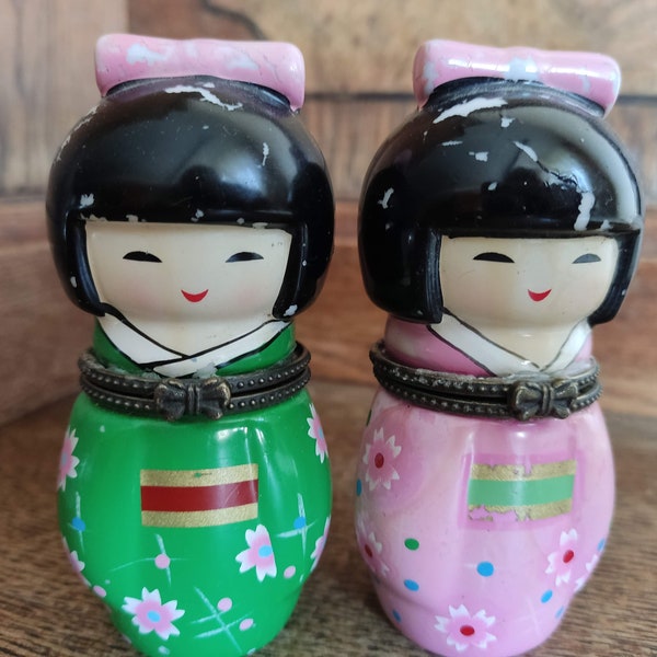 poupées japonaises en porcelaine vintage avec têtes rabattables Trinket Box Style de poupée Kokeshi portant un kimono Boîte en porcelaine peinte à la main avec charnière en métal