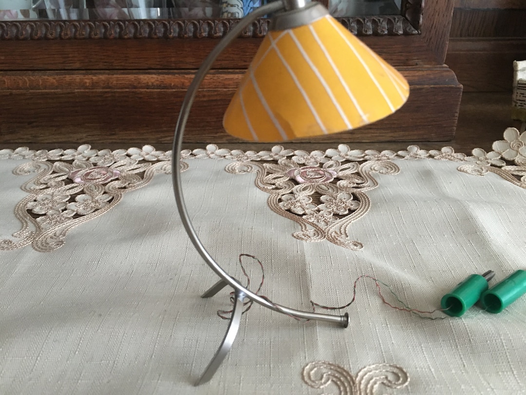 Op 70-jarige Leeftijd Maakt Hij Miniatuurmeubels Om Te Overleven, Maar Niemand Koopt Ze: Een Meisje Ziet Hem In Tranen En Helpt Hem
